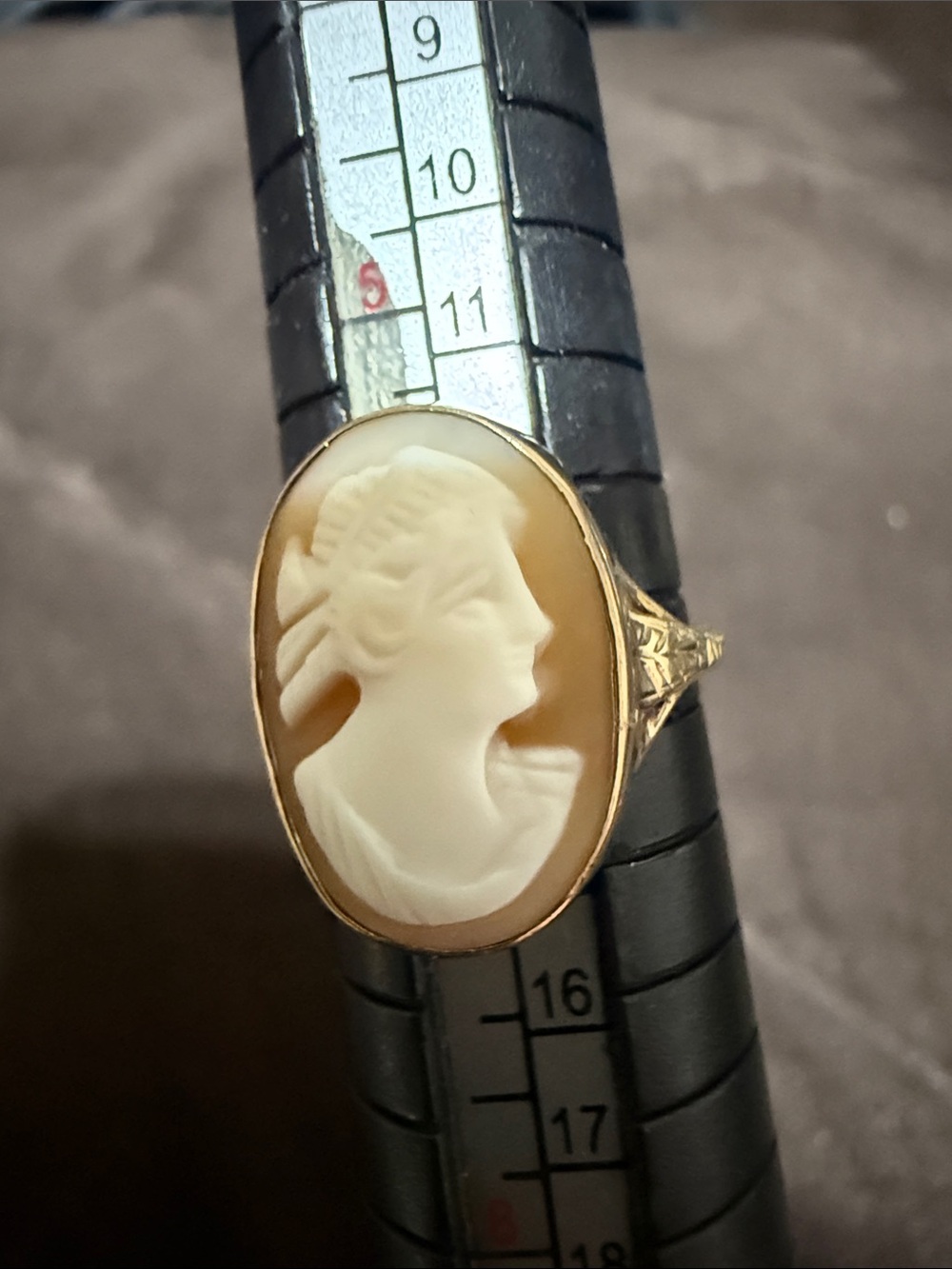 14k gold Classical Cameo Oval Ring in Cream and Gold size 6